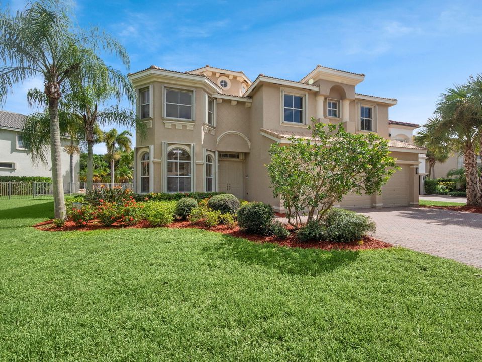 Под контрактом: $1,045,000 (5 спален, 6 ванн, 4168 Квадратных фут)