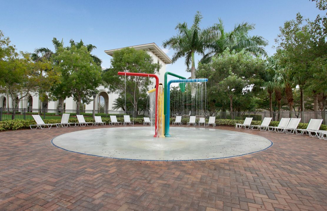 Под контрактом: $1,045,000 (5 спален, 6 ванн, 4168 Квадратных фут)