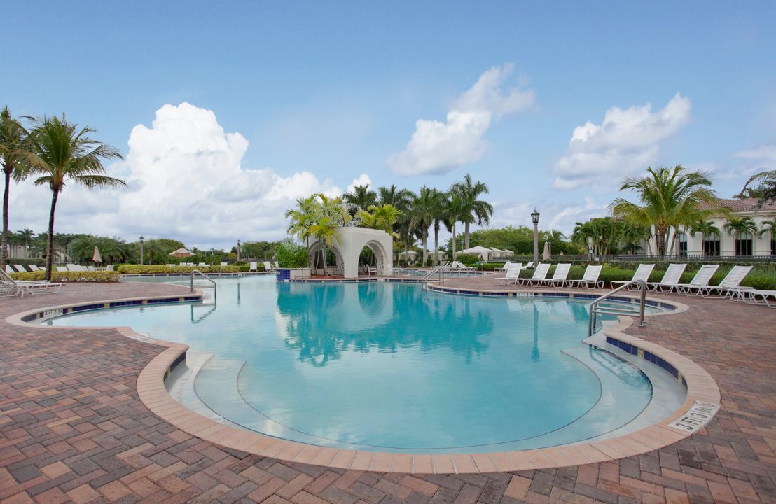 Под контрактом: $1,045,000 (5 спален, 6 ванн, 4168 Квадратных фут)