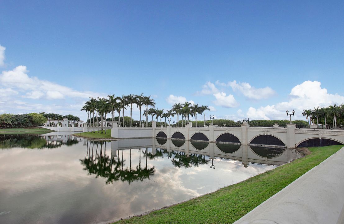 Под контрактом: $1,045,000 (5 спален, 6 ванн, 4168 Квадратных фут)