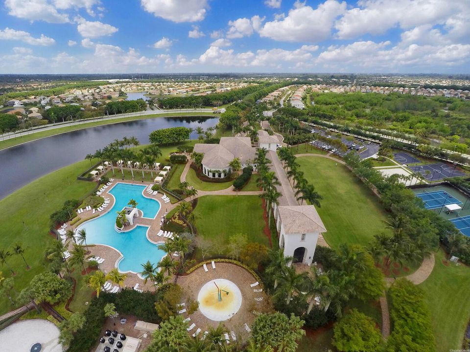 Под контрактом: $1,045,000 (5 спален, 6 ванн, 4168 Квадратных фут)