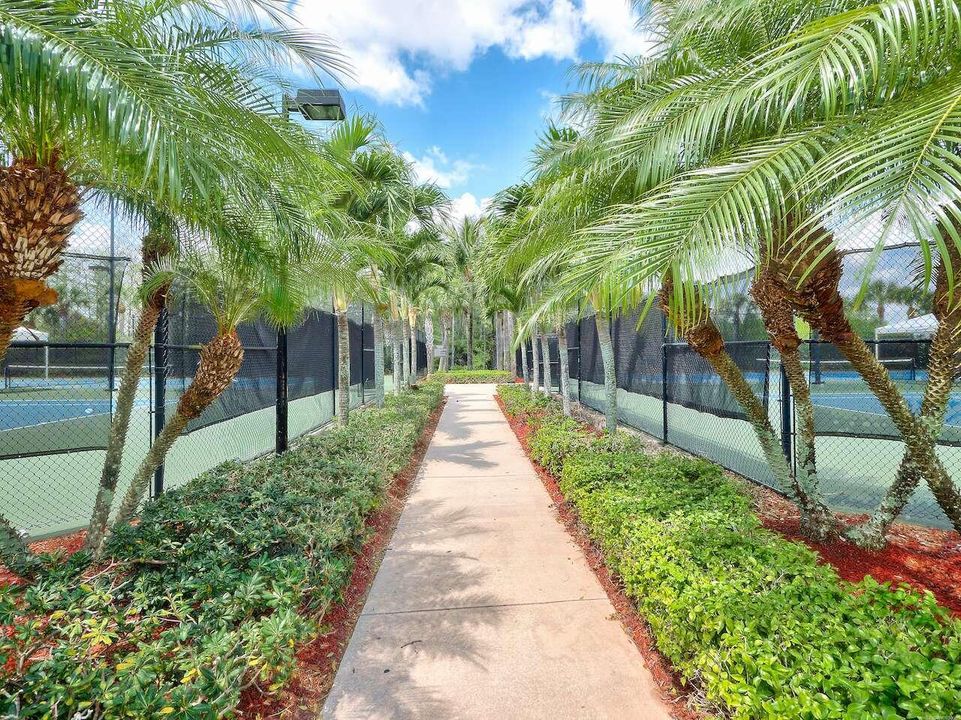 Под контрактом: $1,045,000 (5 спален, 6 ванн, 4168 Квадратных фут)