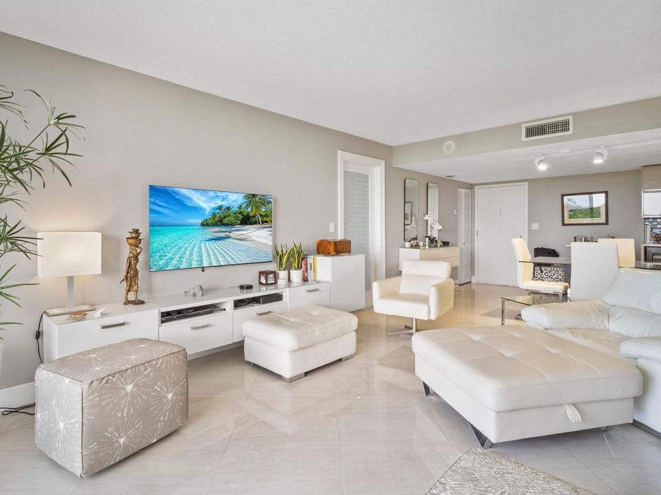 Active With Contract: $195,000 (1 beds, 1 baths, 894 Square Feet)