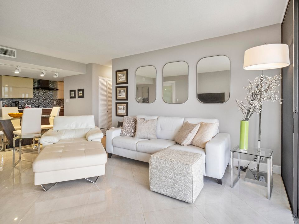 Active With Contract: $195,000 (1 beds, 1 baths, 894 Square Feet)