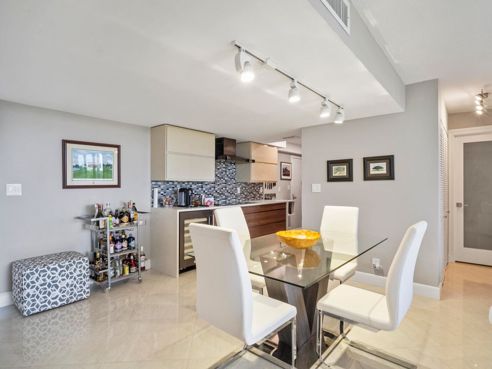 Active With Contract: $195,000 (1 beds, 1 baths, 894 Square Feet)