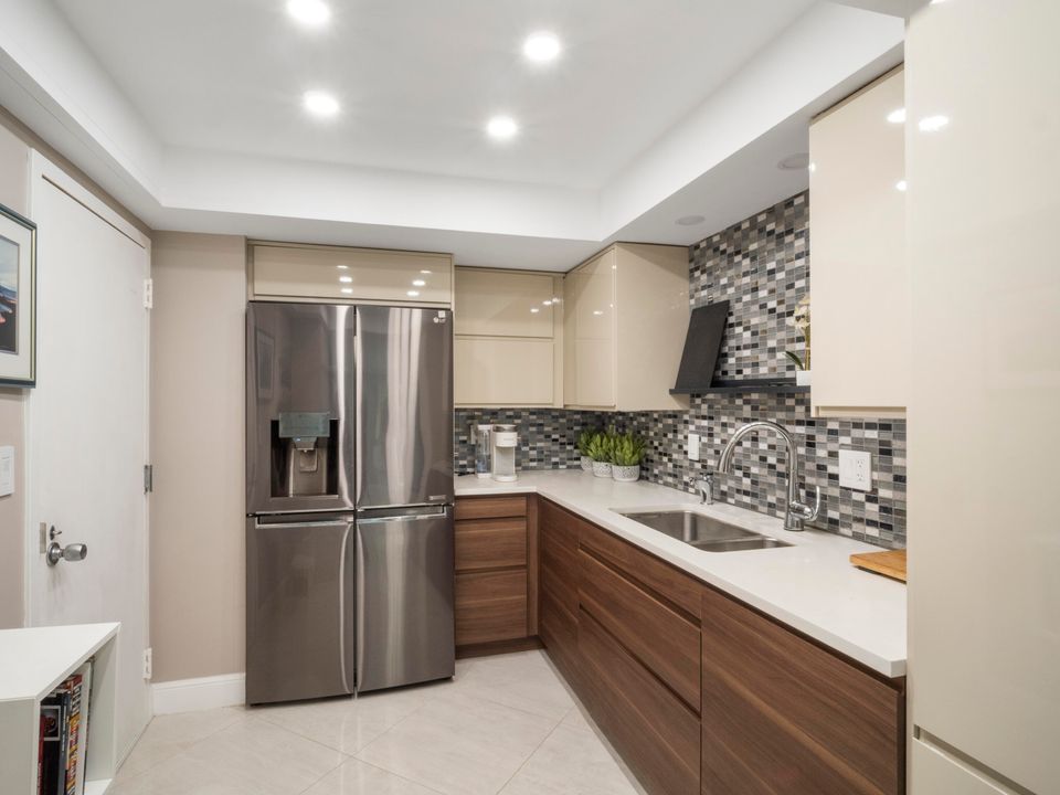 Active With Contract: $195,000 (1 beds, 1 baths, 894 Square Feet)