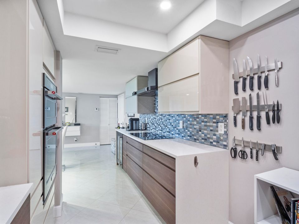 Active With Contract: $195,000 (1 beds, 1 baths, 894 Square Feet)