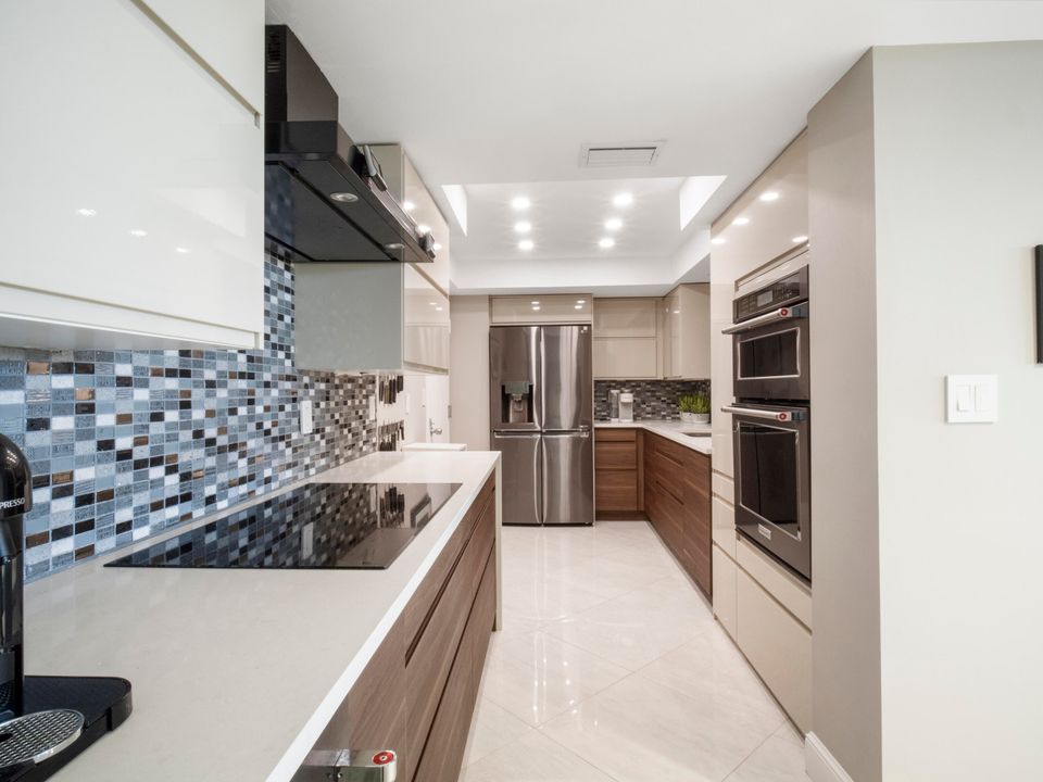 Active With Contract: $195,000 (1 beds, 1 baths, 894 Square Feet)