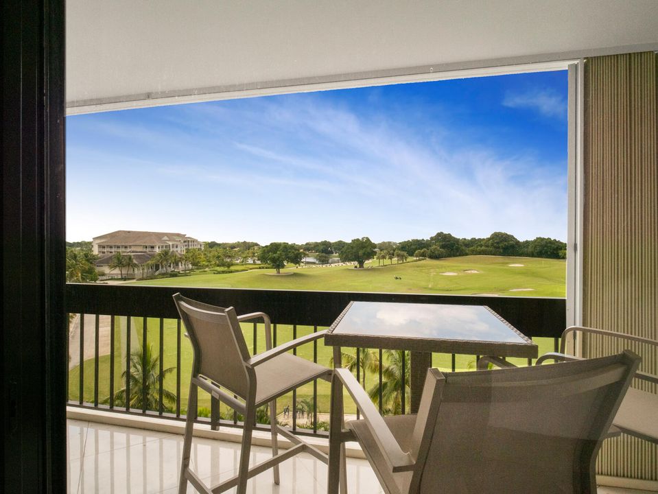 Active With Contract: $195,000 (1 beds, 1 baths, 894 Square Feet)