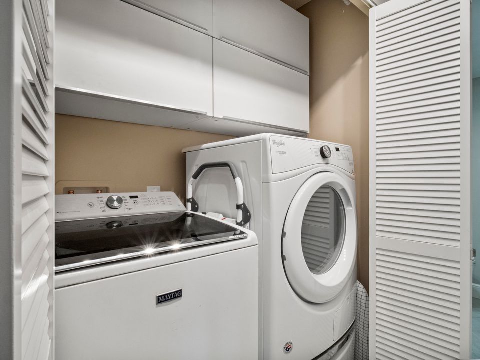 Active With Contract: $195,000 (1 beds, 1 baths, 894 Square Feet)