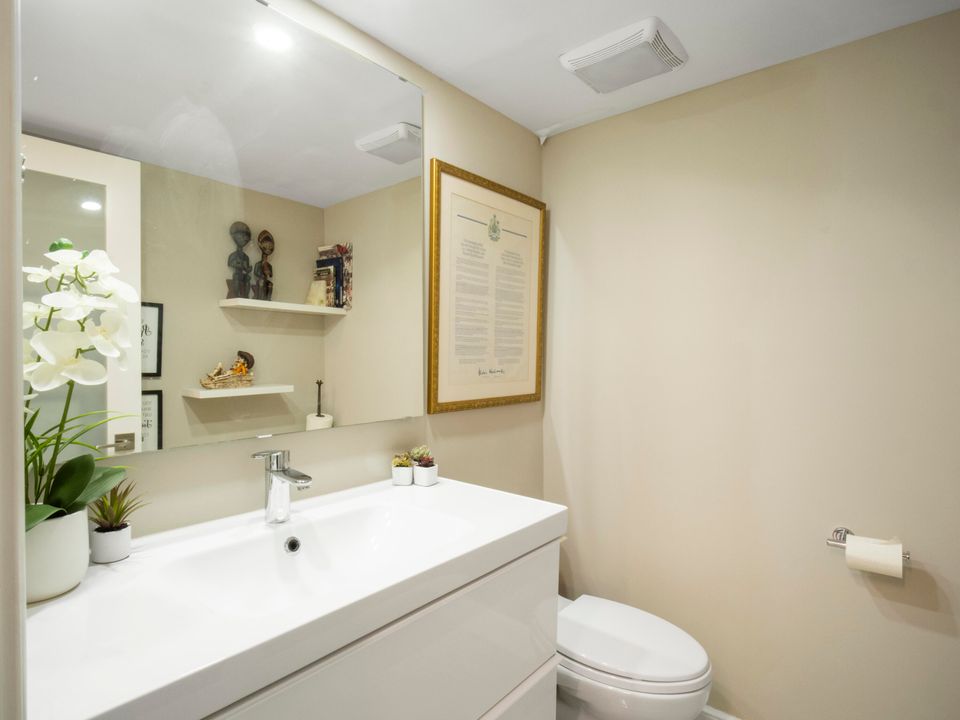 Active With Contract: $195,000 (1 beds, 1 baths, 894 Square Feet)