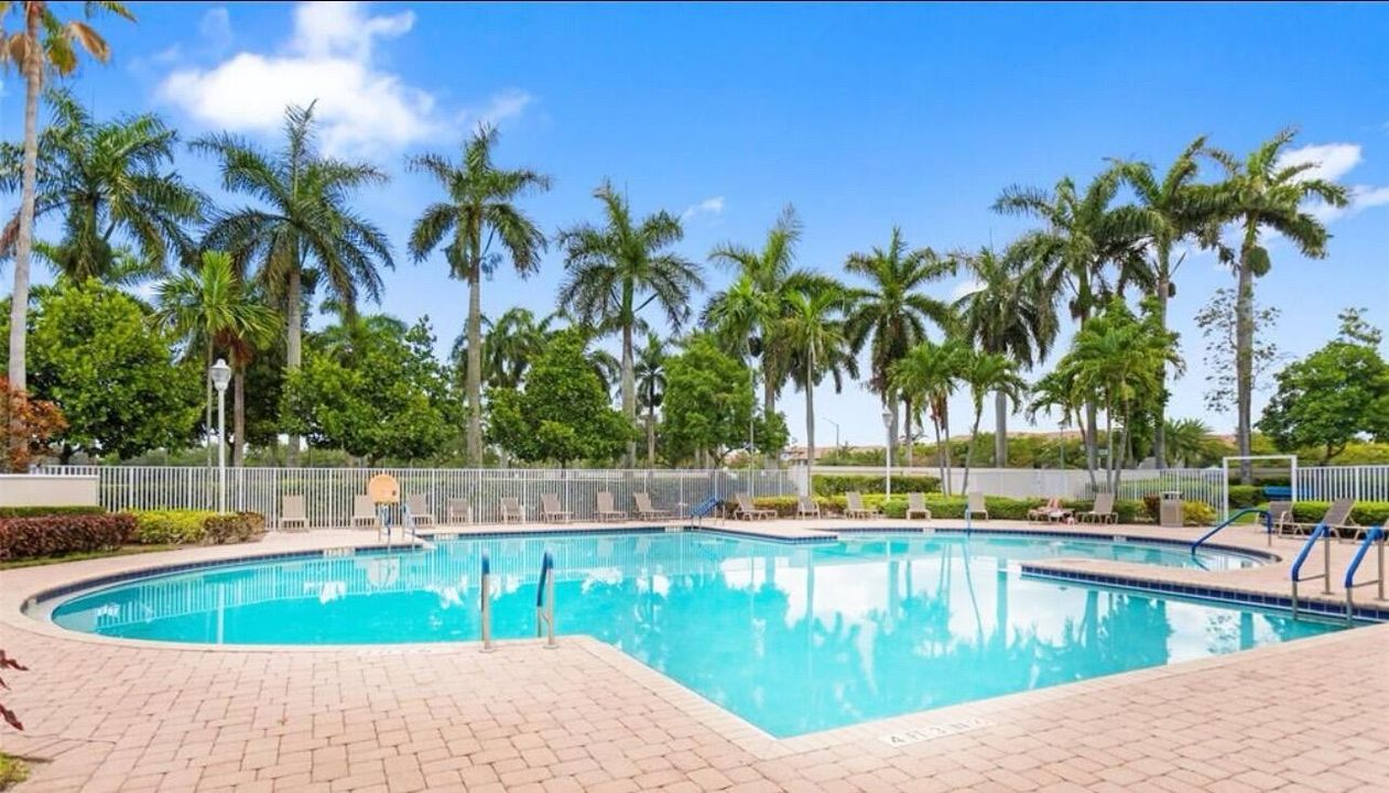 合同活跃: $3,950 (4 贝兹, 3 浴室, 2338 平方英尺)