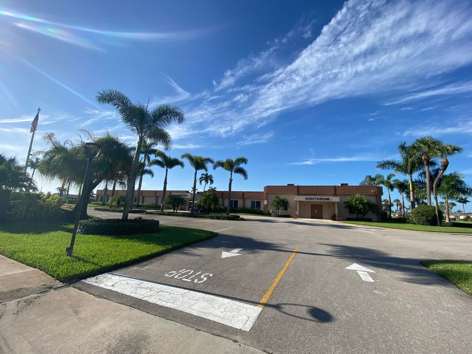 For Sale: $110,000 (2 beds, 1 baths, 829 Square Feet)