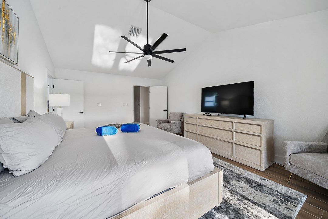 合同活跃: $1,165,000 (5 贝兹, 3 浴室, 2652 平方英尺)