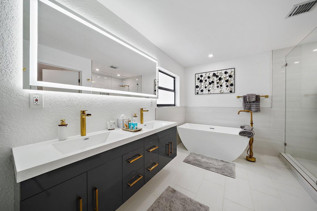 合同活跃: $1,165,000 (5 贝兹, 3 浴室, 2652 平方英尺)