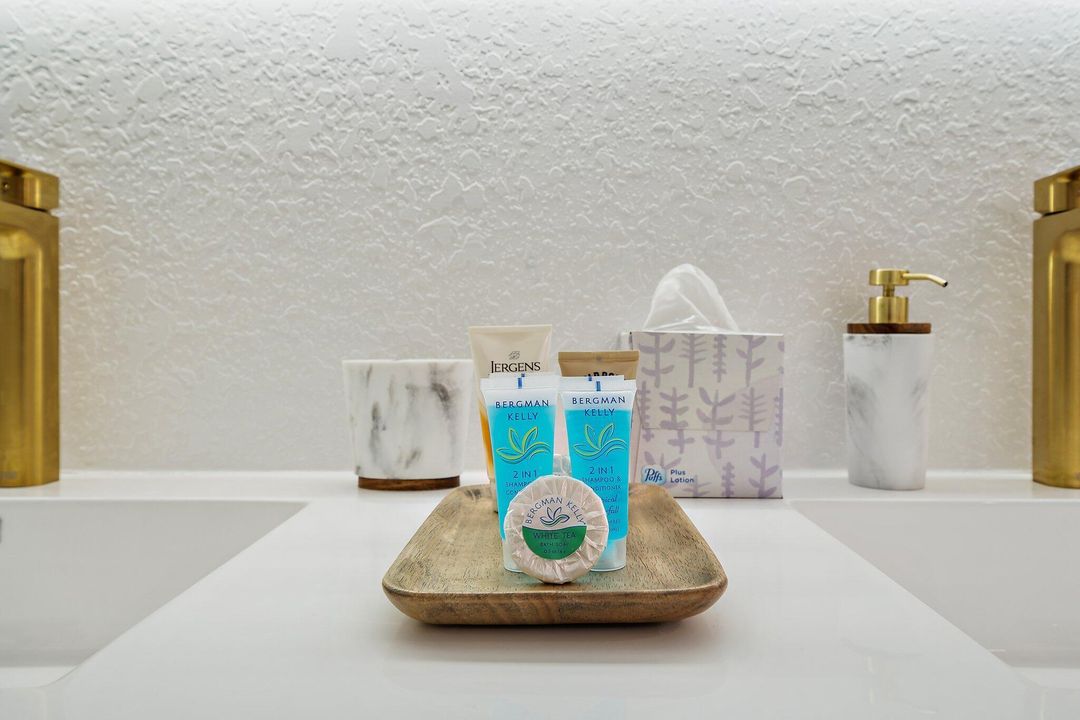 合同活跃: $1,165,000 (5 贝兹, 3 浴室, 2652 平方英尺)