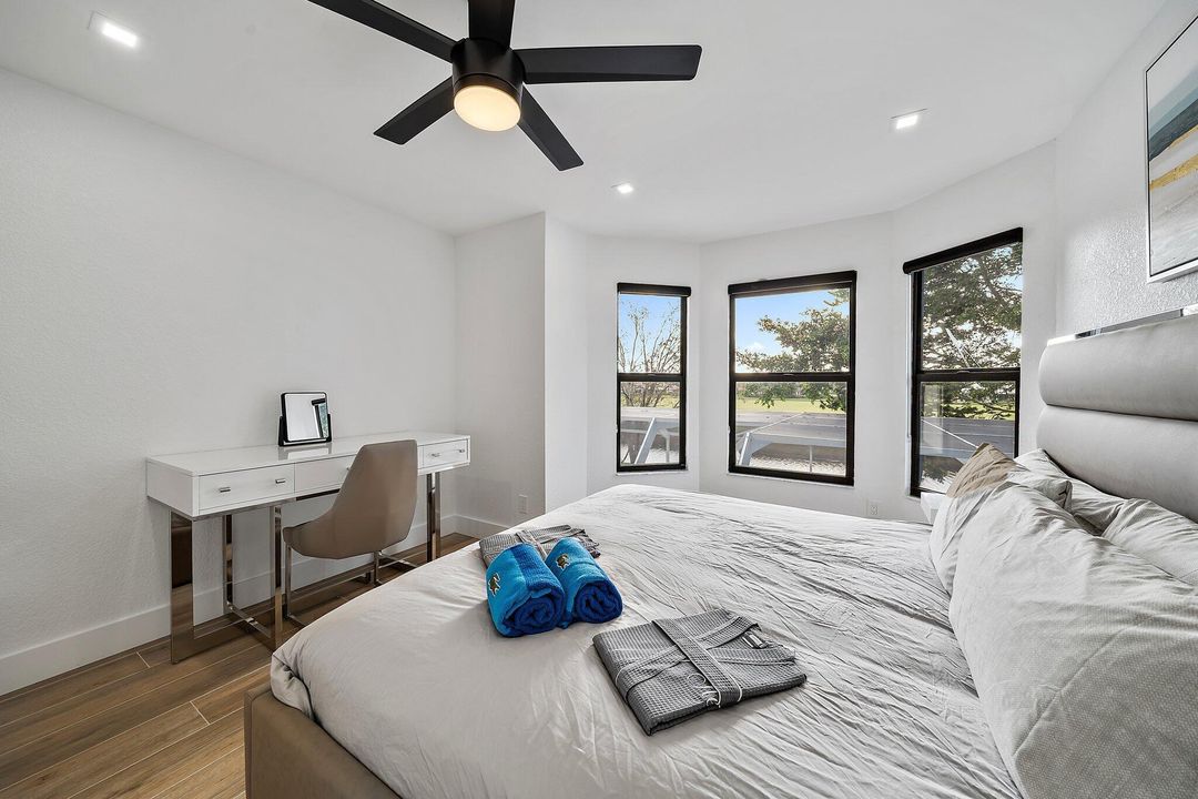 合同活跃: $1,165,000 (5 贝兹, 3 浴室, 2652 平方英尺)