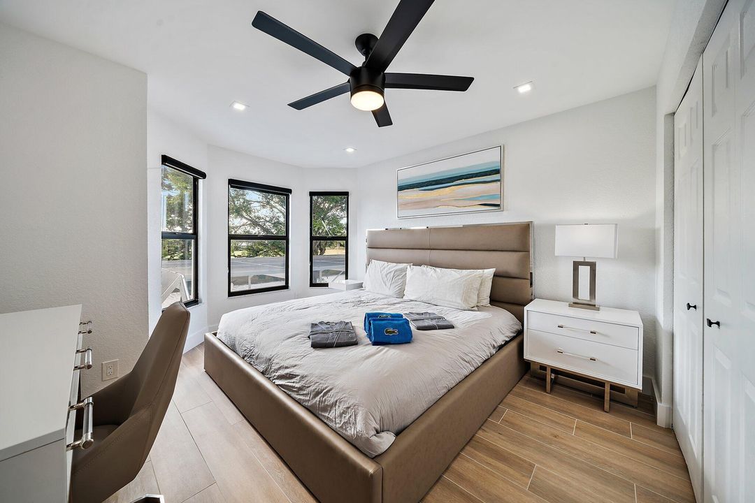 合同活跃: $1,165,000 (5 贝兹, 3 浴室, 2652 平方英尺)