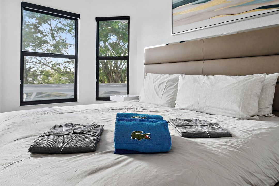 合同活跃: $1,165,000 (5 贝兹, 3 浴室, 2652 平方英尺)