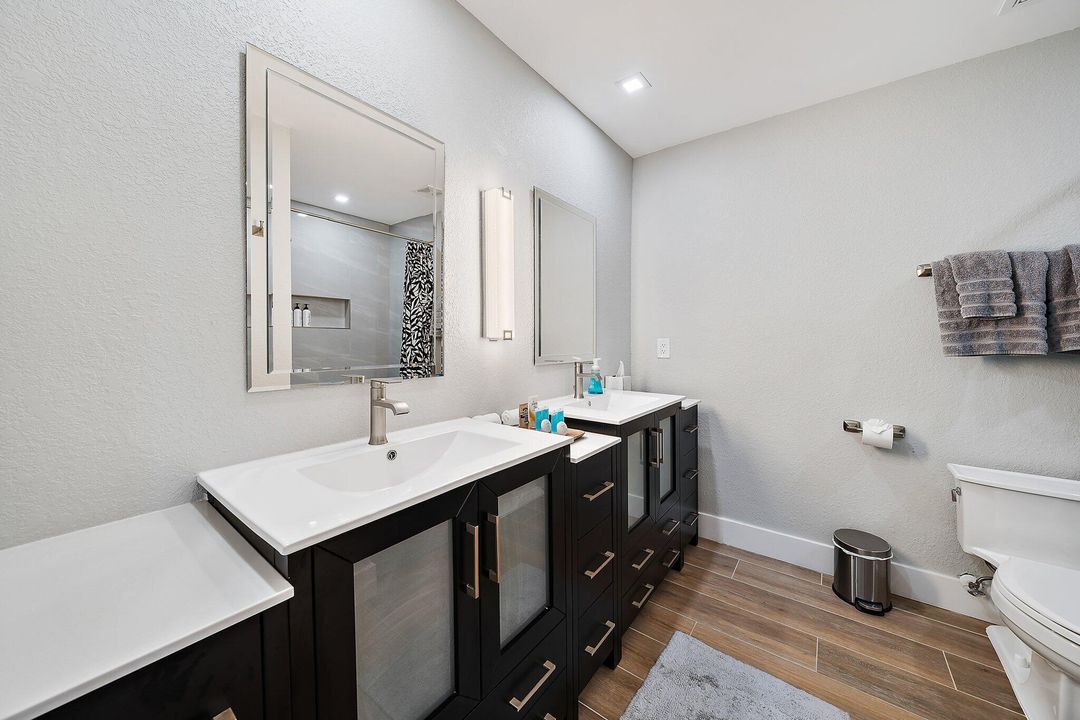 合同活跃: $1,165,000 (5 贝兹, 3 浴室, 2652 平方英尺)