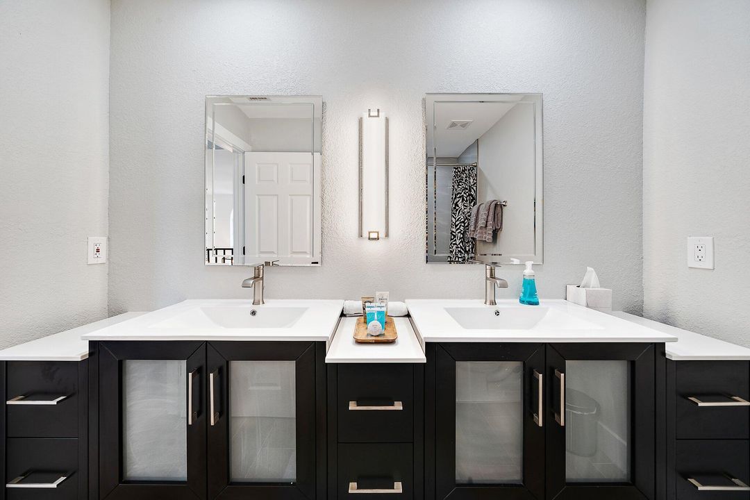 合同活跃: $1,165,000 (5 贝兹, 3 浴室, 2652 平方英尺)