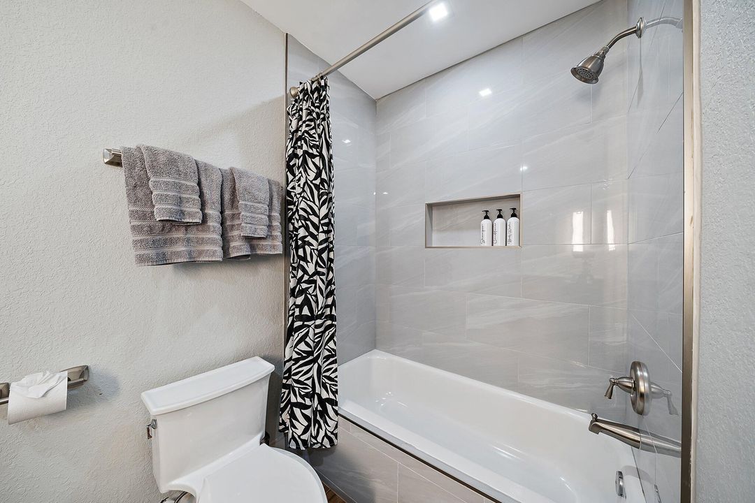 合同活跃: $1,165,000 (5 贝兹, 3 浴室, 2652 平方英尺)