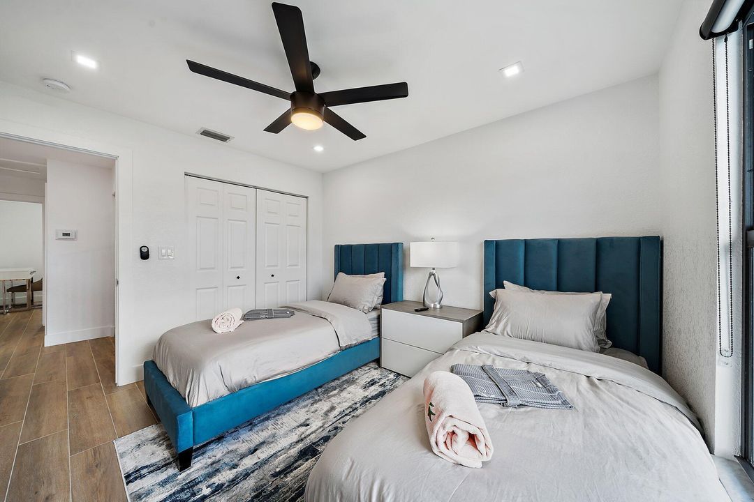 合同活跃: $1,165,000 (5 贝兹, 3 浴室, 2652 平方英尺)