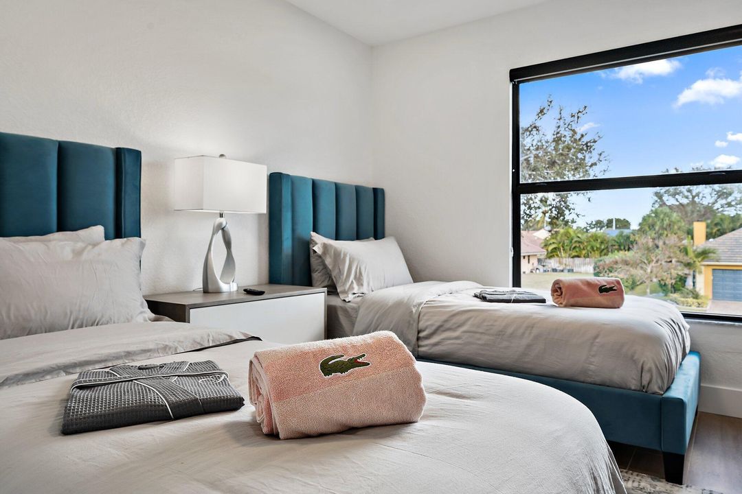 合同活跃: $1,165,000 (5 贝兹, 3 浴室, 2652 平方英尺)