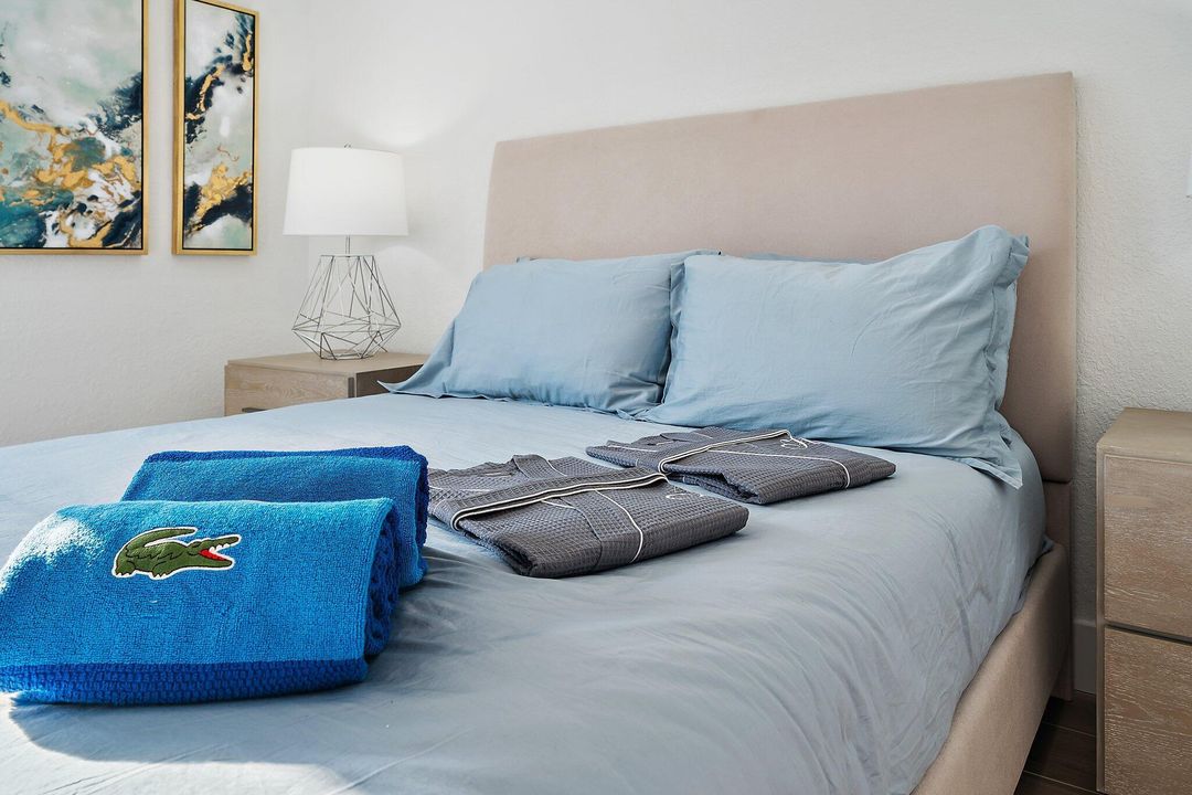 合同活跃: $1,165,000 (5 贝兹, 3 浴室, 2652 平方英尺)