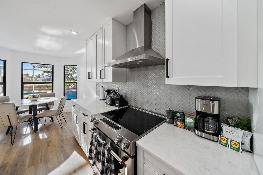 合同活跃: $1,165,000 (5 贝兹, 3 浴室, 2652 平方英尺)