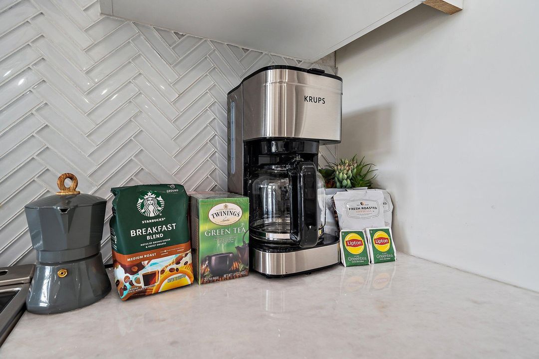 合同活跃: $1,165,000 (5 贝兹, 3 浴室, 2652 平方英尺)