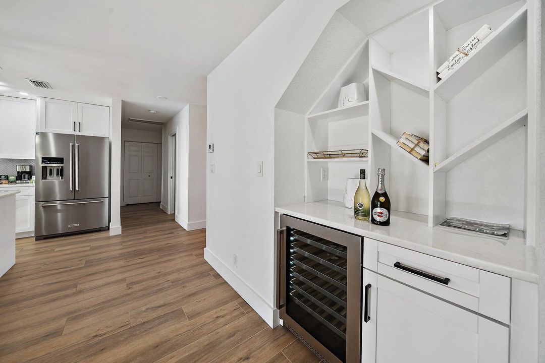 合同活跃: $1,165,000 (5 贝兹, 3 浴室, 2652 平方英尺)