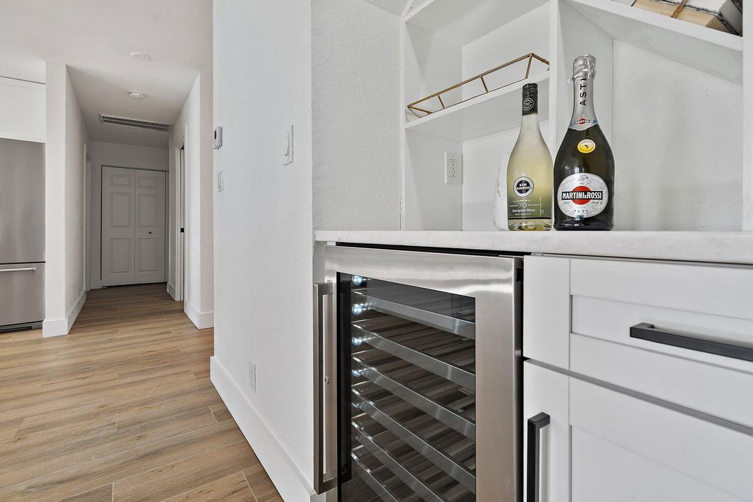 合同活跃: $1,165,000 (5 贝兹, 3 浴室, 2652 平方英尺)