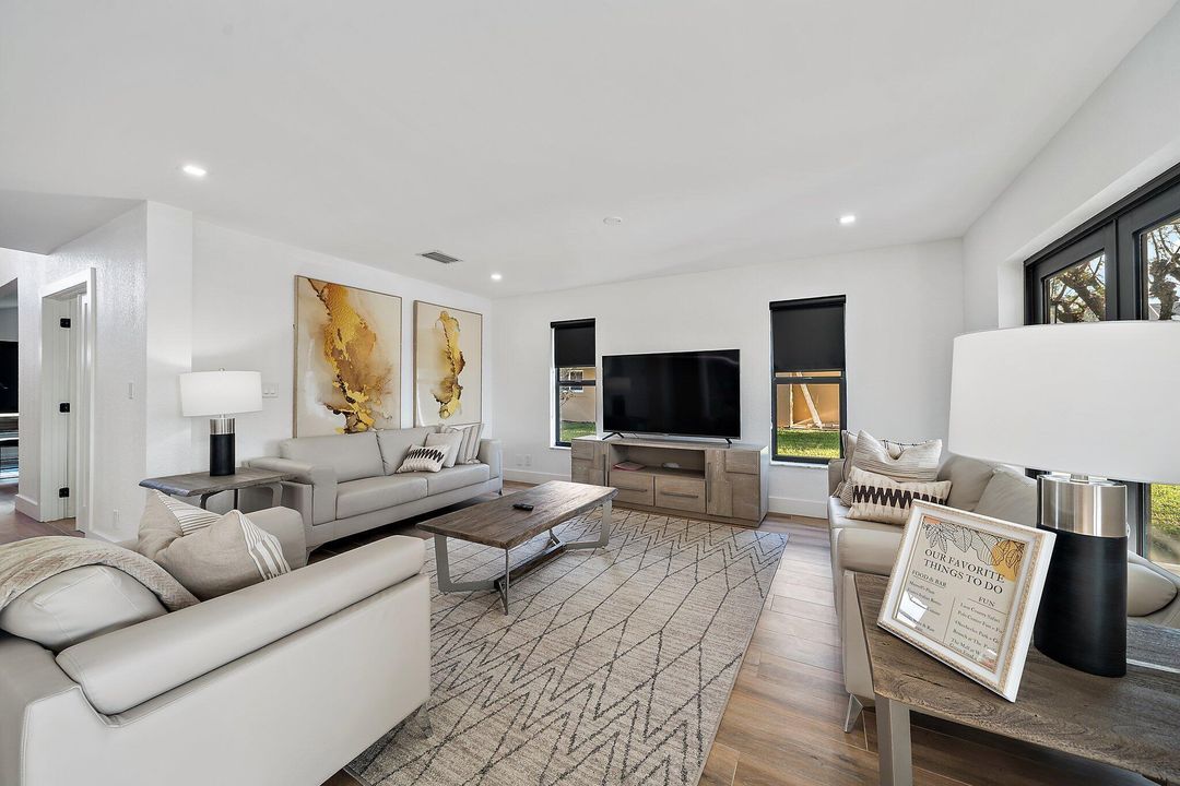 合同活跃: $1,165,000 (5 贝兹, 3 浴室, 2652 平方英尺)