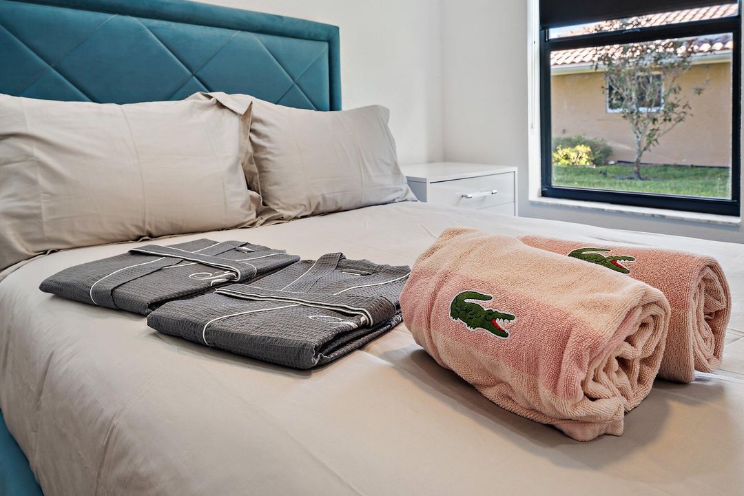 合同活跃: $1,165,000 (5 贝兹, 3 浴室, 2652 平方英尺)