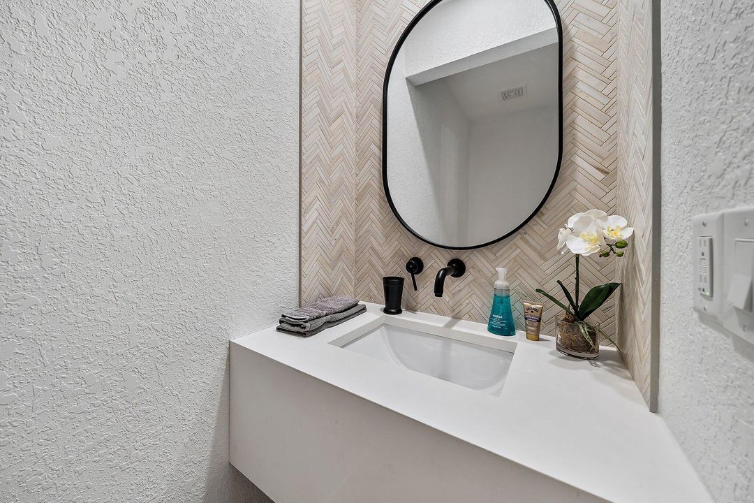 合同活跃: $1,165,000 (5 贝兹, 3 浴室, 2652 平方英尺)