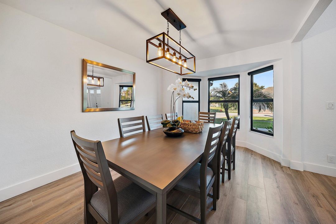 合同活跃: $1,165,000 (5 贝兹, 3 浴室, 2652 平方英尺)