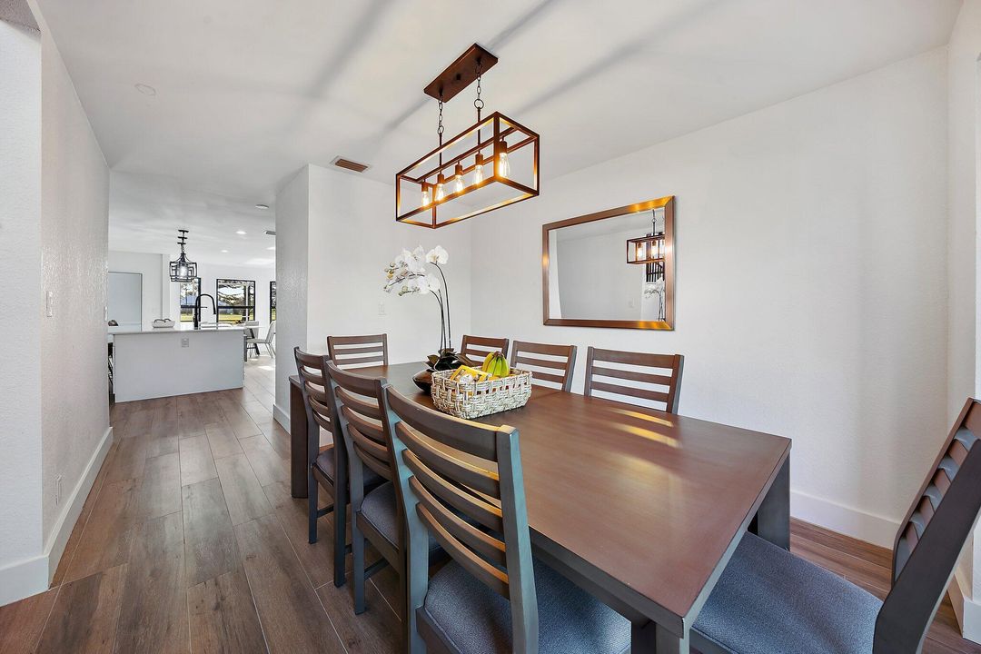 合同活跃: $1,165,000 (5 贝兹, 3 浴室, 2652 平方英尺)