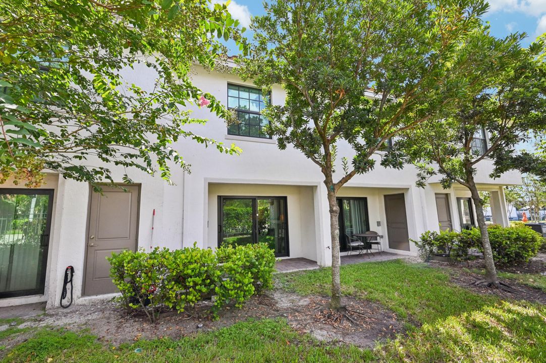 合同活跃: $339,000 (2 贝兹, 2 浴室, 1240 平方英尺)