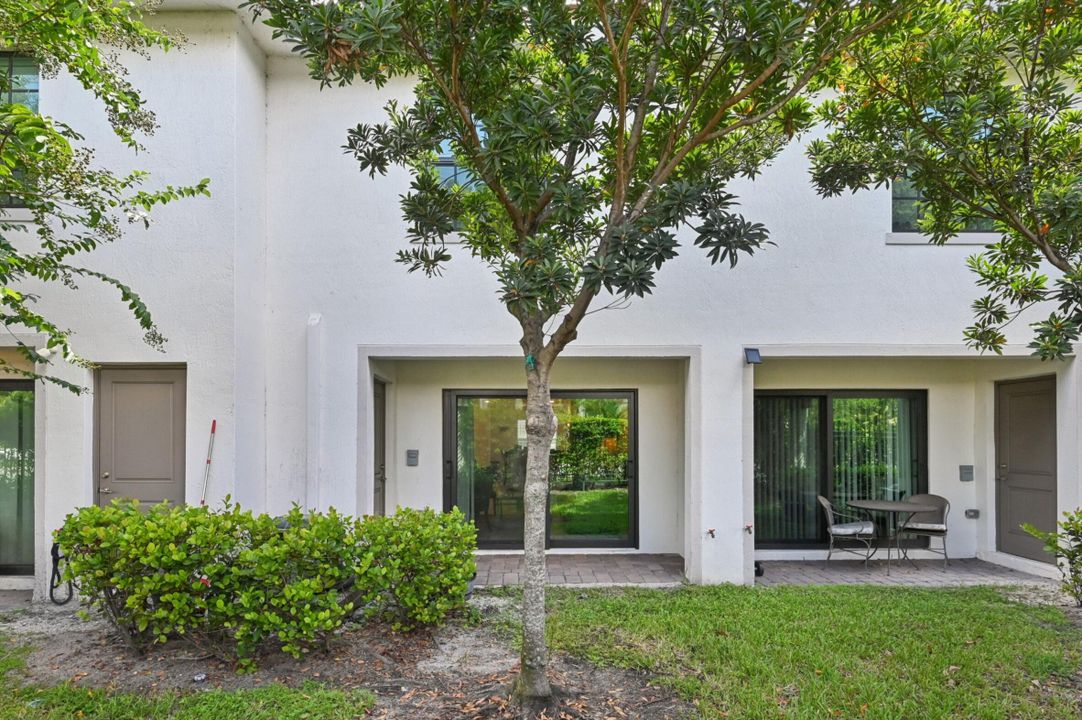 合同活跃: $339,000 (2 贝兹, 2 浴室, 1240 平方英尺)