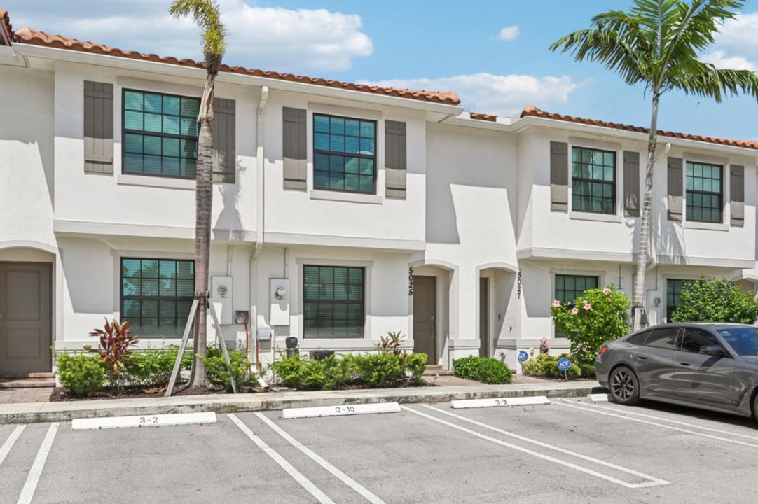 合同活跃: $339,000 (2 贝兹, 2 浴室, 1240 平方英尺)