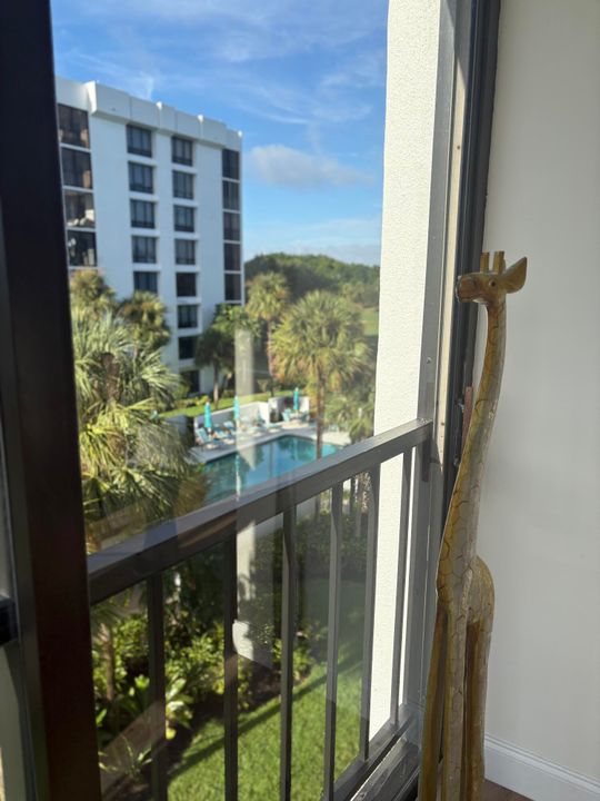 合同活跃: $325,000 (2 贝兹, 2 浴室, 1255 平方英尺)