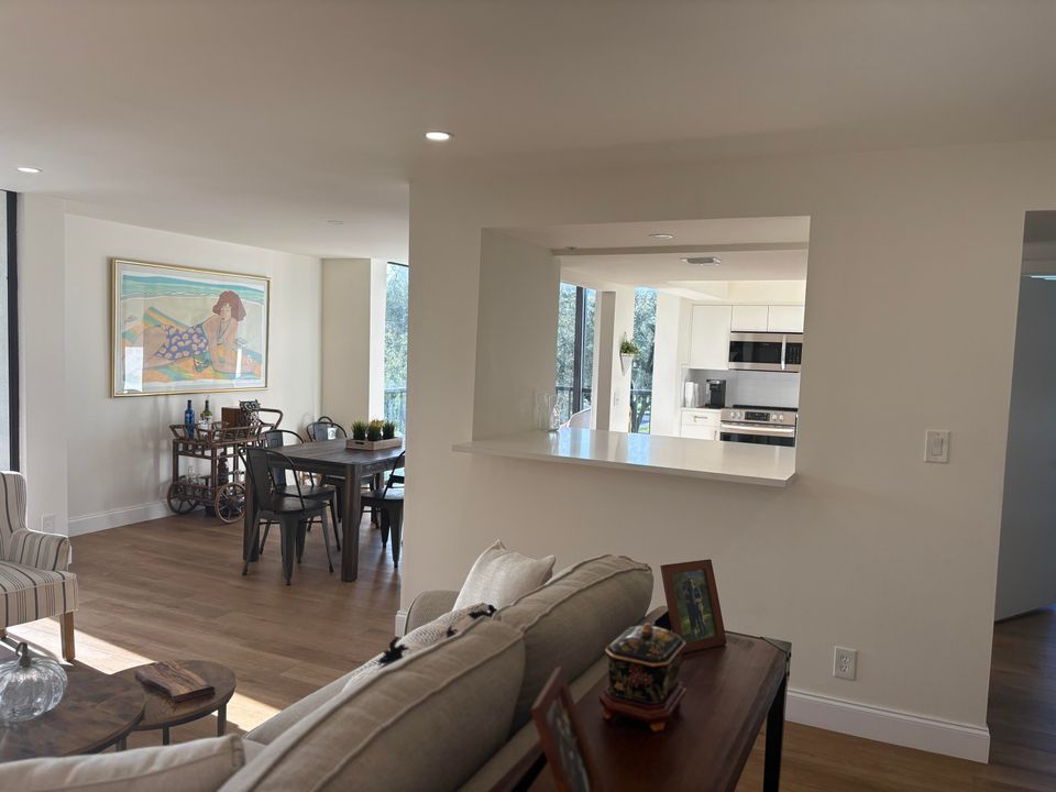 合同活跃: $325,000 (2 贝兹, 2 浴室, 1255 平方英尺)