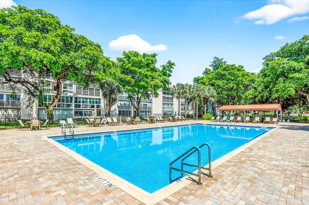 合同活跃: $149,000 (2 贝兹, 2 浴室, 1291 平方英尺)