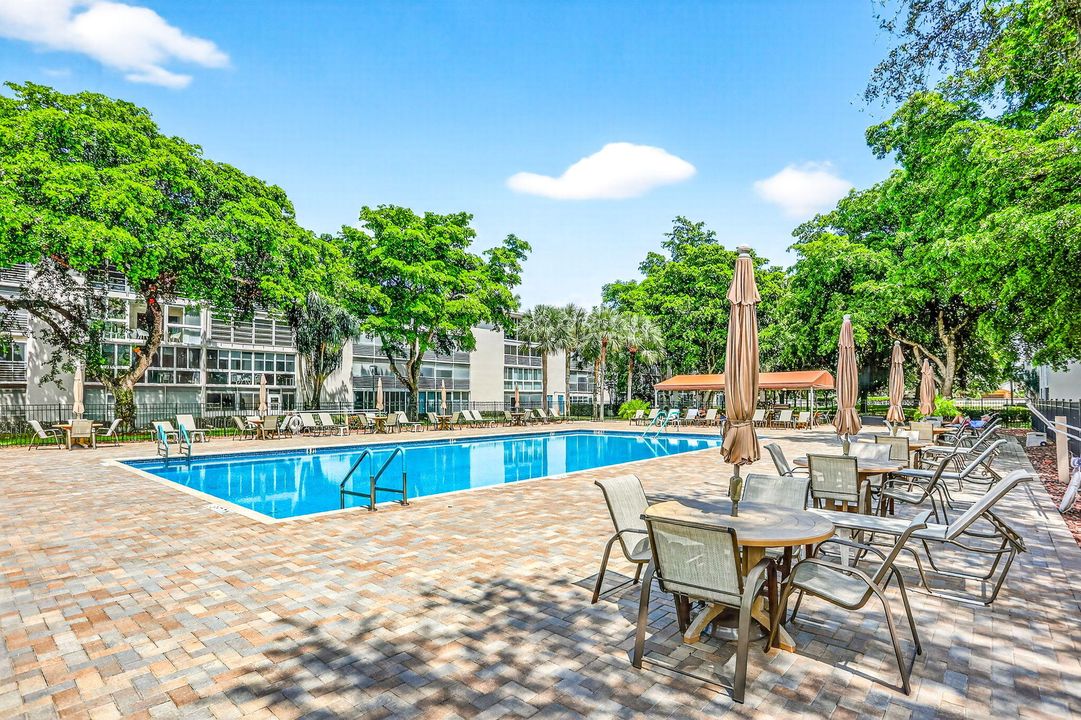 合同活跃: $149,000 (2 贝兹, 2 浴室, 1291 平方英尺)