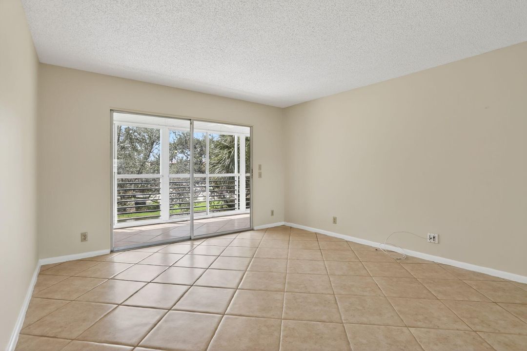 合同活跃: $149,000 (2 贝兹, 2 浴室, 1291 平方英尺)