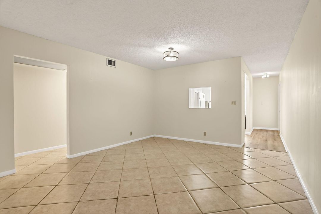 合同活跃: $149,000 (2 贝兹, 2 浴室, 1291 平方英尺)