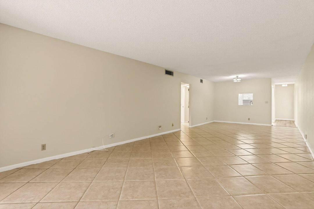 合同活跃: $149,000 (2 贝兹, 2 浴室, 1291 平方英尺)