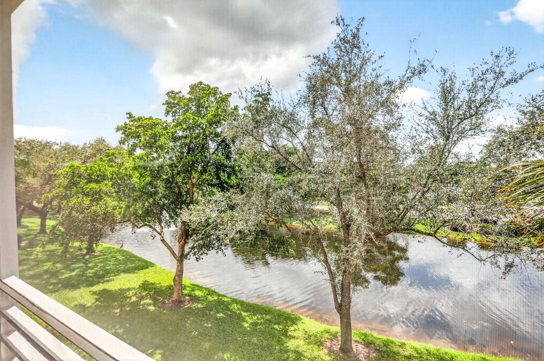 合同活跃: $149,000 (2 贝兹, 2 浴室, 1291 平方英尺)