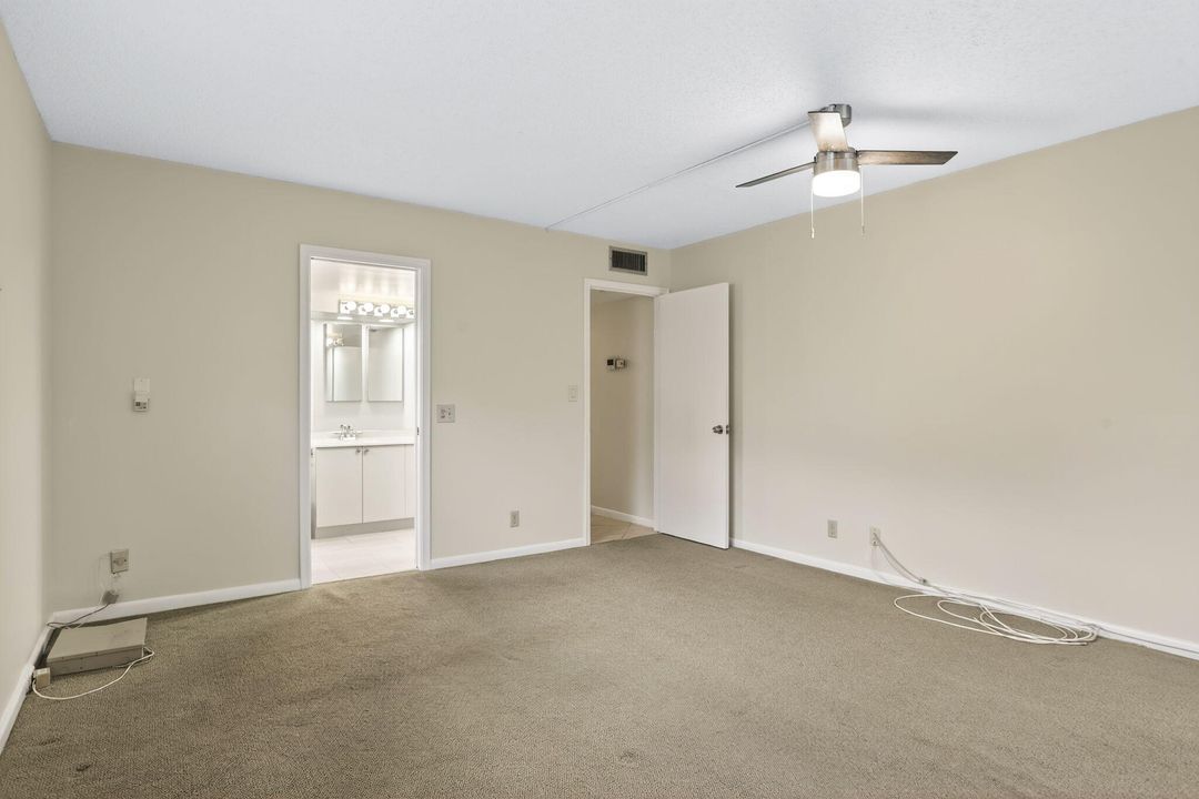 合同活跃: $149,000 (2 贝兹, 2 浴室, 1291 平方英尺)